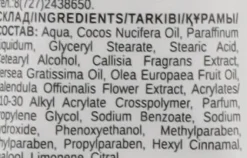 Fußcreme gegen rissige Fersen mit goldenem Schnurrbart