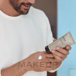 Handcreme für trockene Haut mit nährstoffreichem Wasser aus dem Toten Meer