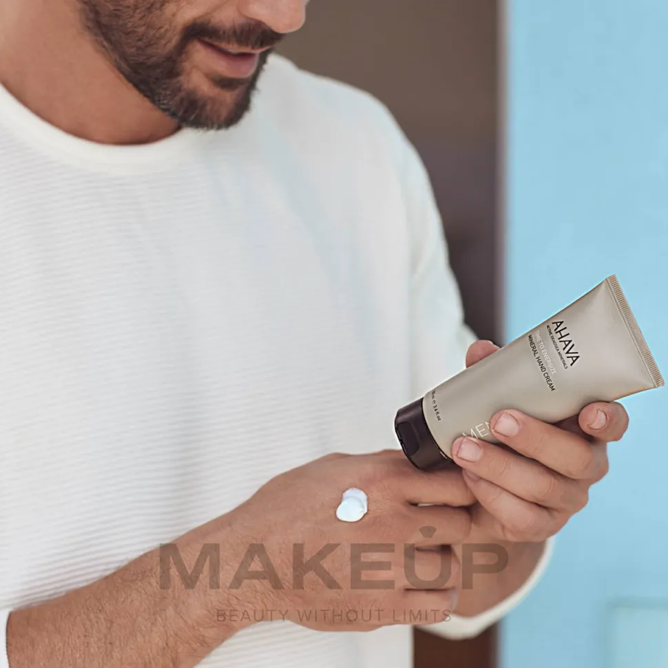 Handcreme für trockene Haut mit nährstoffreichem Wasser aus dem Toten Meer