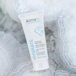 Schützende Handcreme mit Mineralien aus dem Toten Meer und Vitaminen