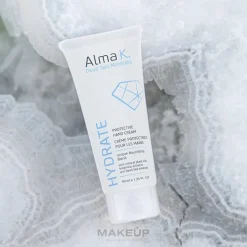 Schützende Handcreme mit Mineralien aus dem Toten Meer und Vitaminen
