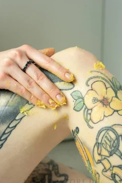 Weichmachendes Körperpeeling mit Mango